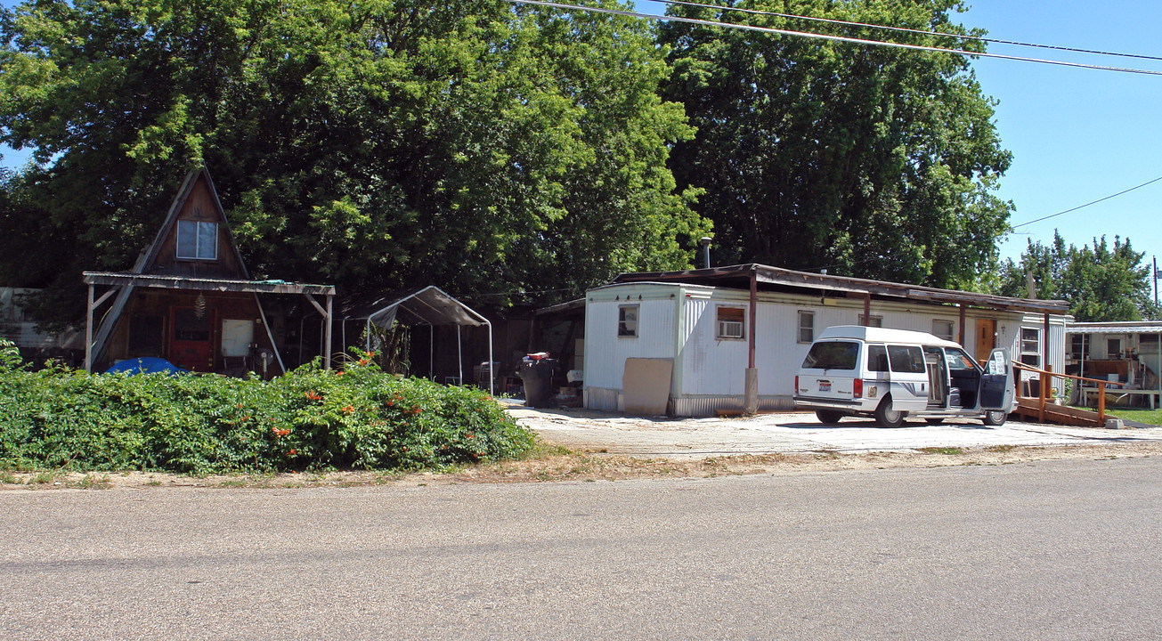 211 E 36th St in Garden City, ID - Foto de edificio