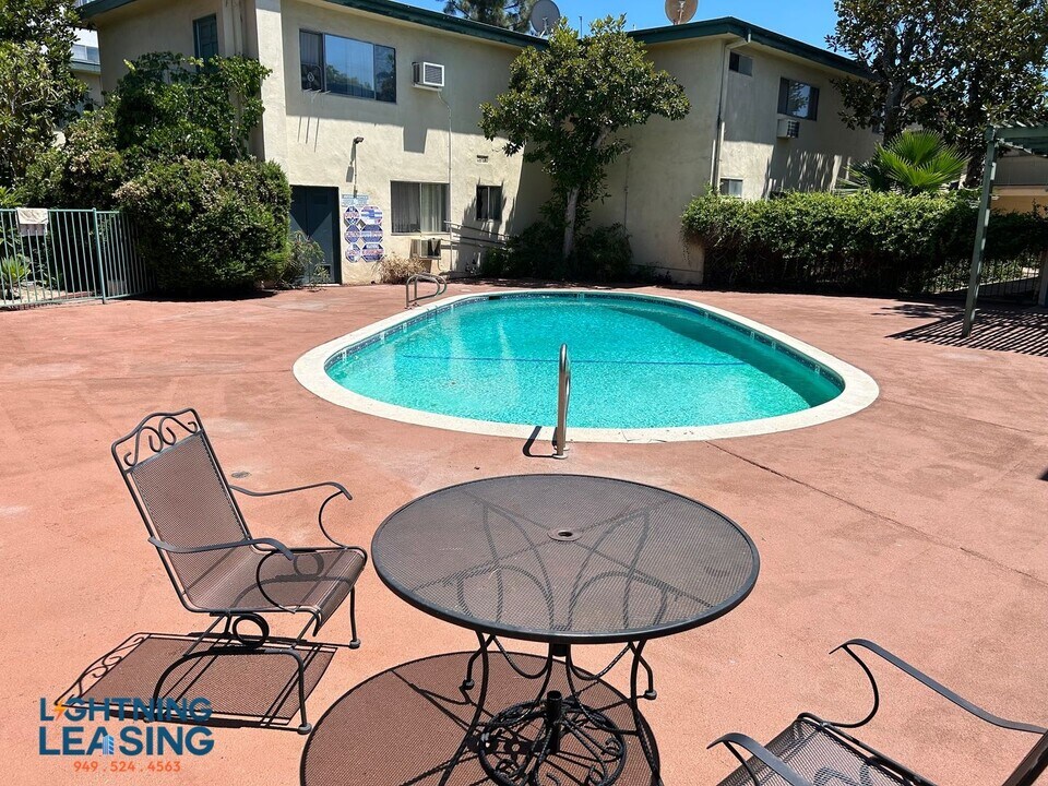 5130 Yarmouth Ave in Los Angeles, CA - Building Photo