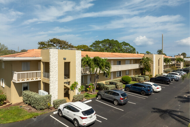 Village Garden Condominiums in North Palm Beach, FL - Building Photo - Primary Photo