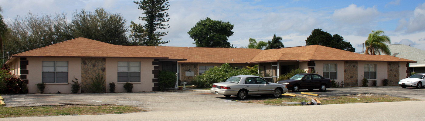 4008 SE 12th Pl in Cape Coral, FL - Building Photo