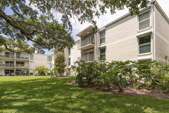 Bayside Trace Condominium in Tampa, FL - Building Photo - Building Photo