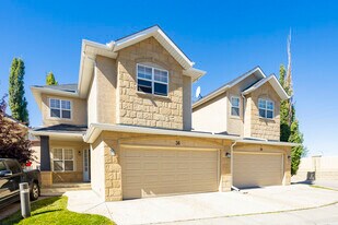 39 Strathlea Cmn SW in Calgary, AB - Building Photo