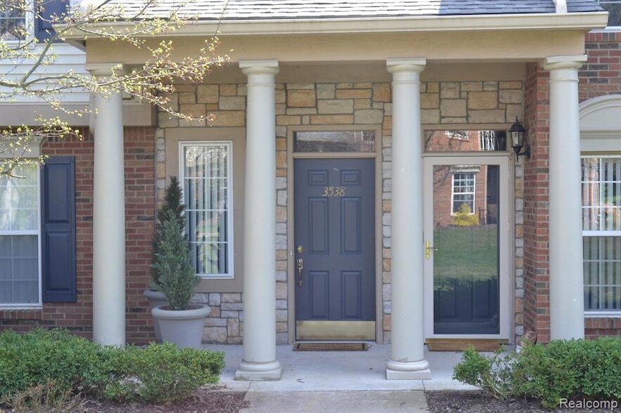 3538 Oakmonte Blvd, Unit 109 in Rochester, MI - Foto de edificio