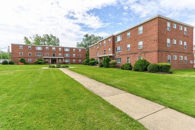 Ellacott Parkway Apartments in Warrensville Heights, OH - Foto de edificio - Building Photo