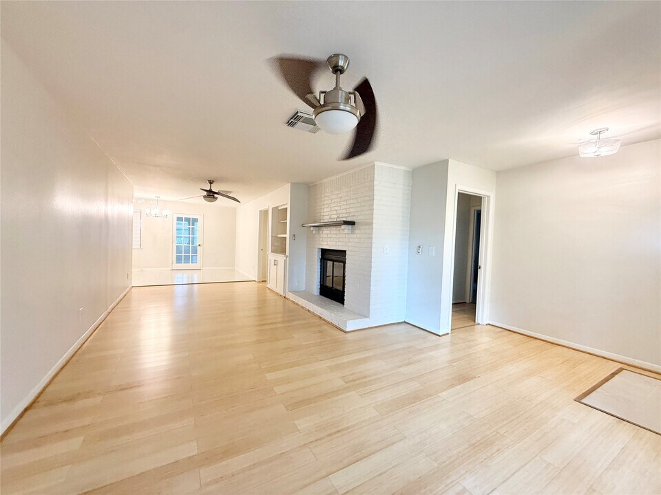 5470 Ariel St in Houston, TX - Building Photo