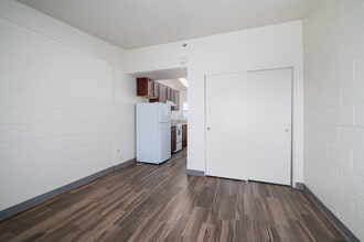 Waldorf Manor - Senior Community - 55+ in Desert Hot Springs, CA - Building Photo - Interior Photo