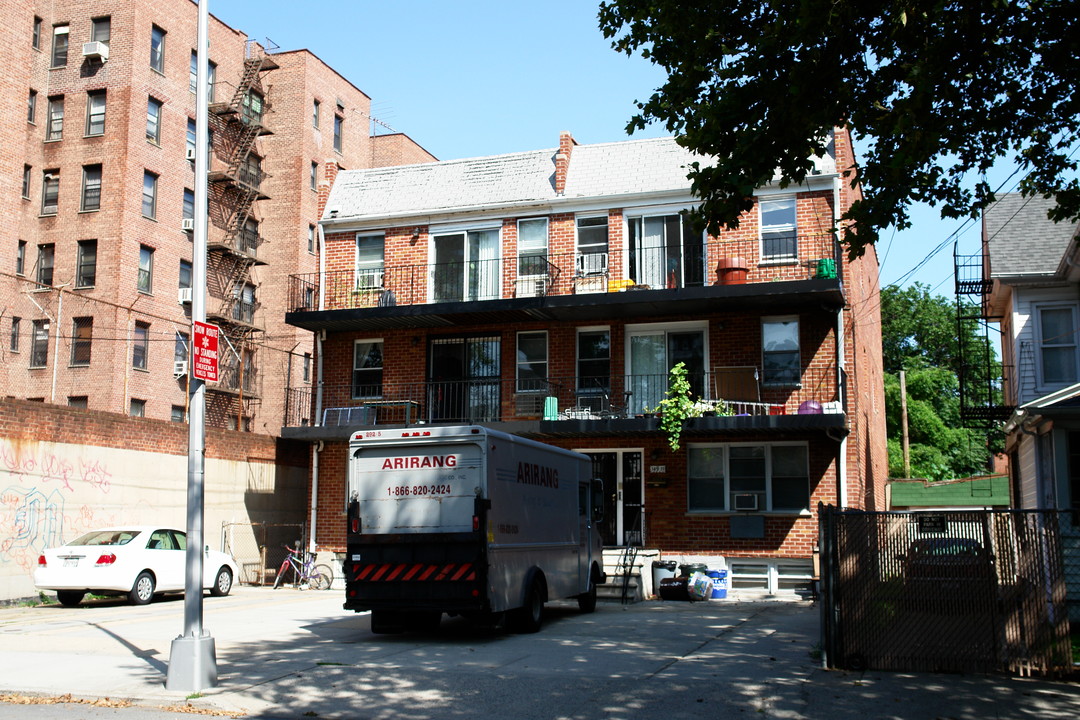 14909-14911 Roosevelt Ave in Flushing, NY - Building Photo