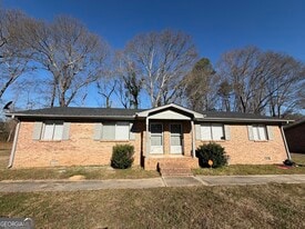 824 Jesters Lake Dr in Jonesboro, GA - Building Photo