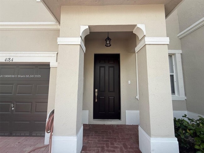 1018 NE 42nd Ave in Homestead, FL - Building Photo - Building Photo