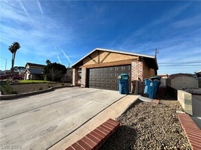 6446 Meadowlark Ln in Las Vegas, NV - Building Photo - Building Photo