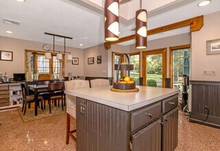 16 Faraway Rd in Armonk, NY - Foto de edificio - Building Photo