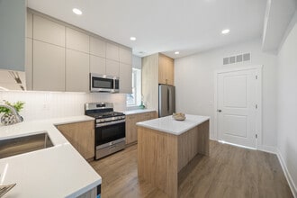 2741 W Belmont Ave in Chicago, IL - Foto de edificio - Building Photo