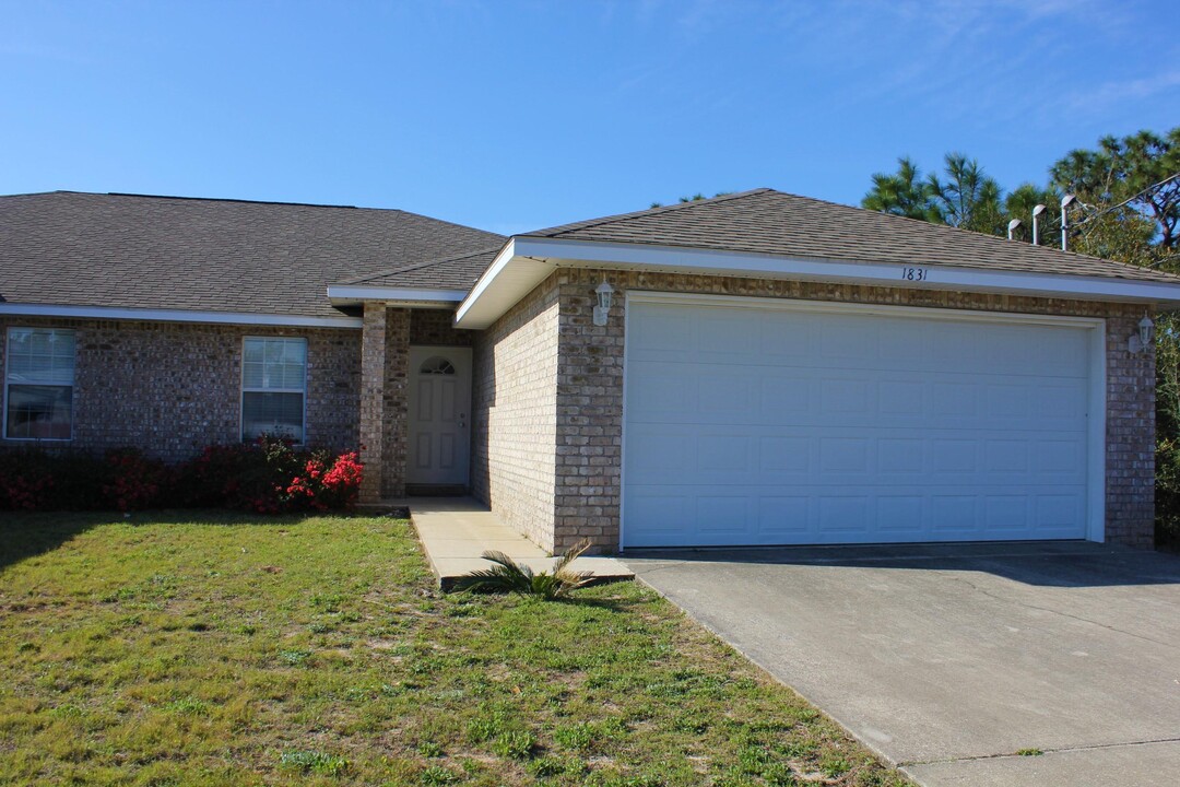 1831 Sundown Dr in Navarre, FL - Building Photo