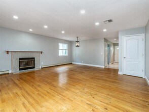 30 A Hickory Rd in Sands Point, NY - Foto de edificio - Building Photo