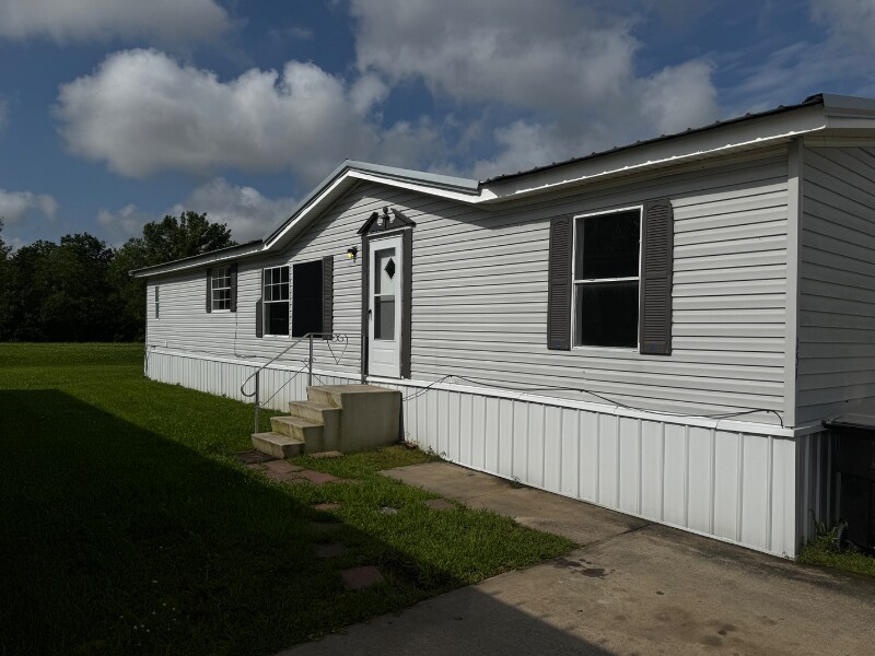 151 Fox Meadow Dr in Alvin, TX - Building Photo