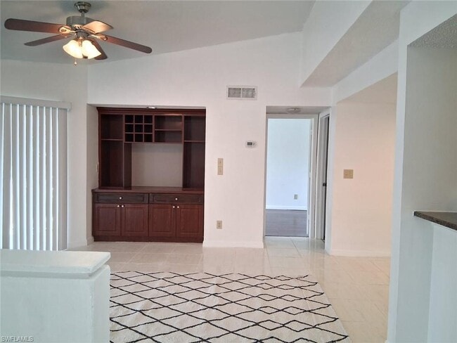 108 Santa Clara Dr, Unit 11 in Naples, FL - Foto de edificio - Building Photo