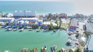 8535 Blind Pass Dr-Unit -203 in Treasure Island, FL - Foto de edificio - Building Photo