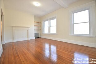 1595 Beacon St, Unit 10 in Brookline, MA - Building Photo