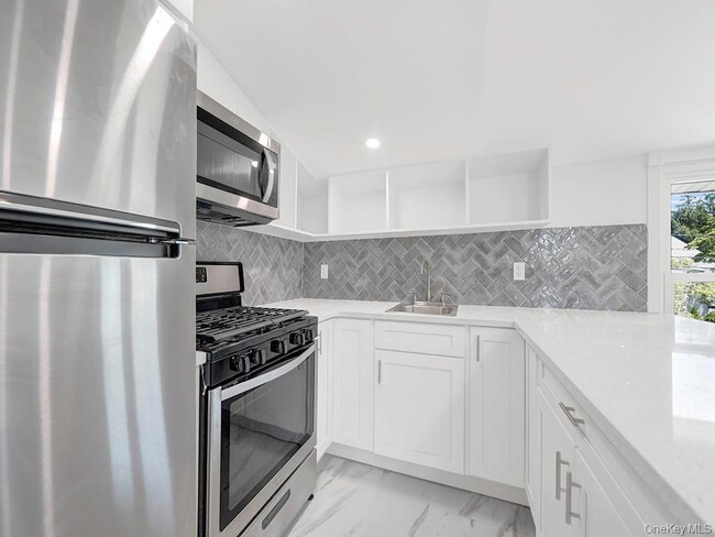 8 Winthrop St in Lynbrook, NY - Building Photo - Building Photo