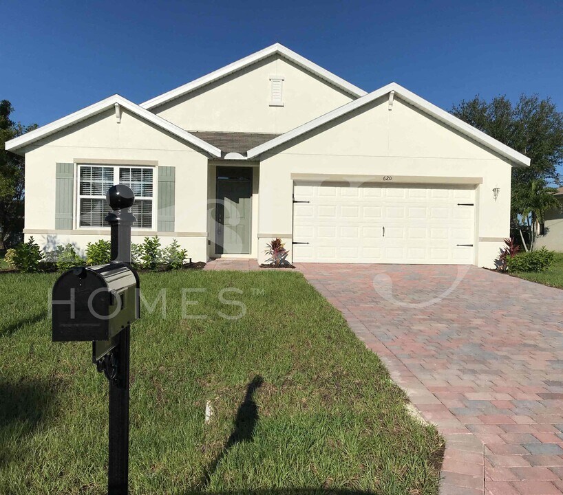 620 SE 1st Pl in Cape Coral, FL - Building Photo