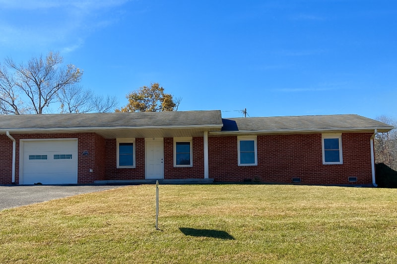 50 Brookside Dr in Hendersonville, NC - Building Photo