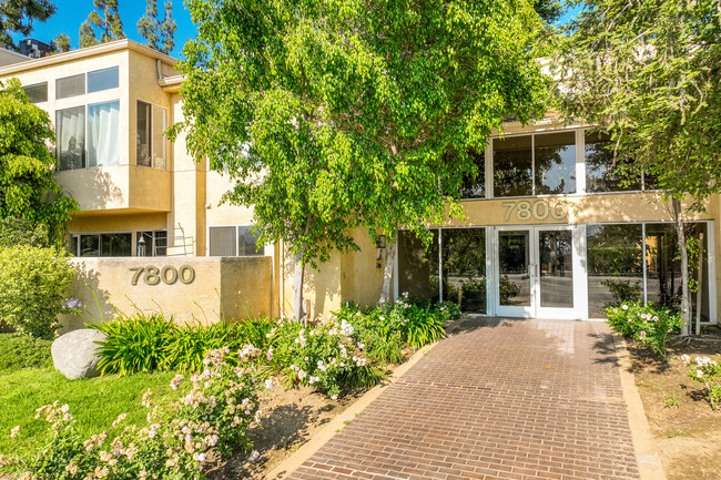 7800 Topanga Canyon Blvd in Canoga Park, CA - Foto de edificio - Building Photo