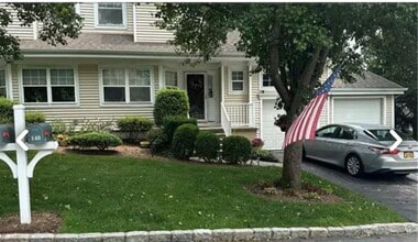 140 Winding Ridge Rd in White Plains, NY - Foto de edificio - Building Photo