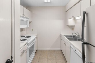 8545 Summa Ave, Unit Q11 in Baton Rouge, LA - Foto de edificio - Building Photo