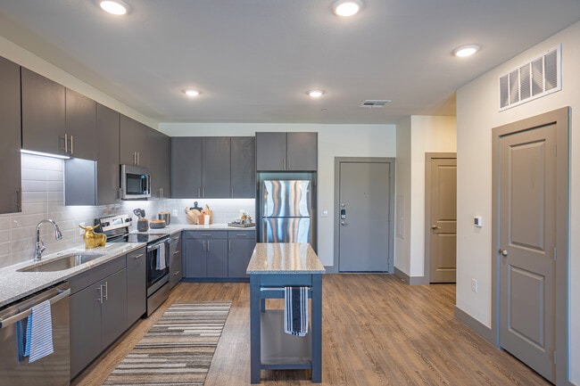 Broadvue Apartments in Oklahoma City, OK - Building Photo - Interior Photo