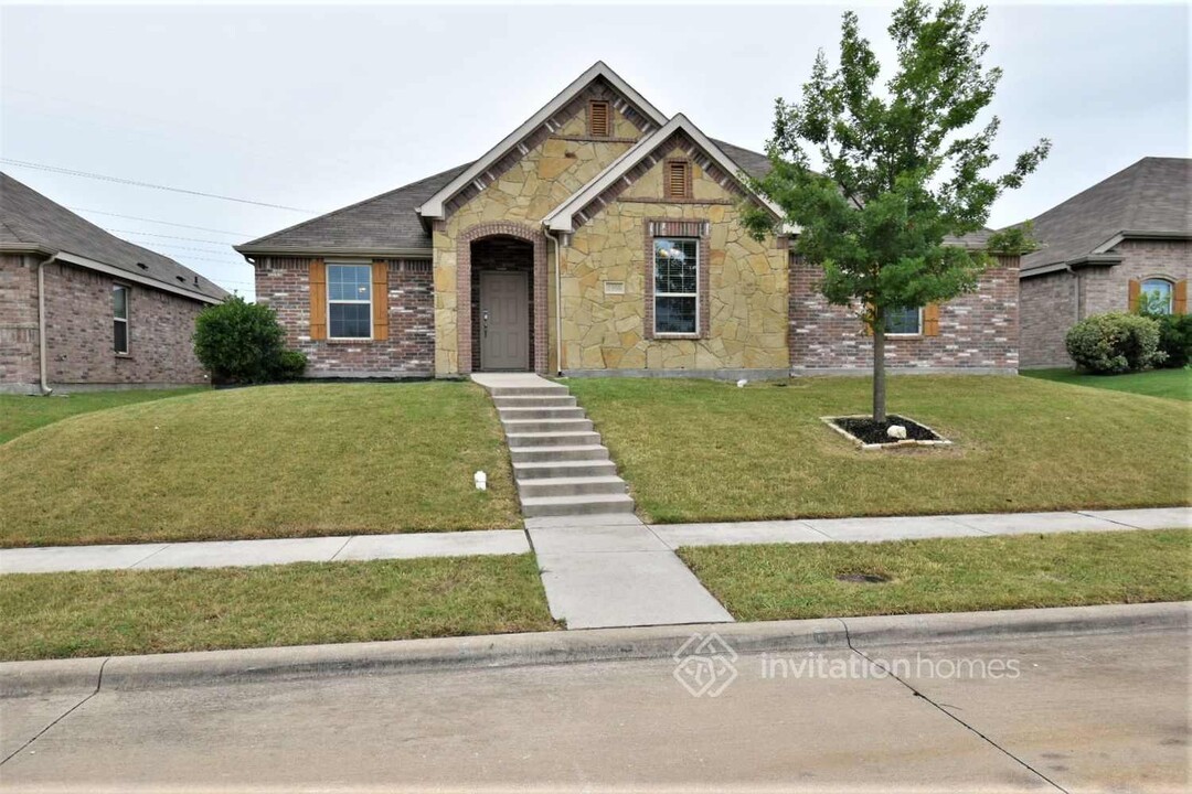 1958 Rainwater Way in Lancaster, TX - Building Photo