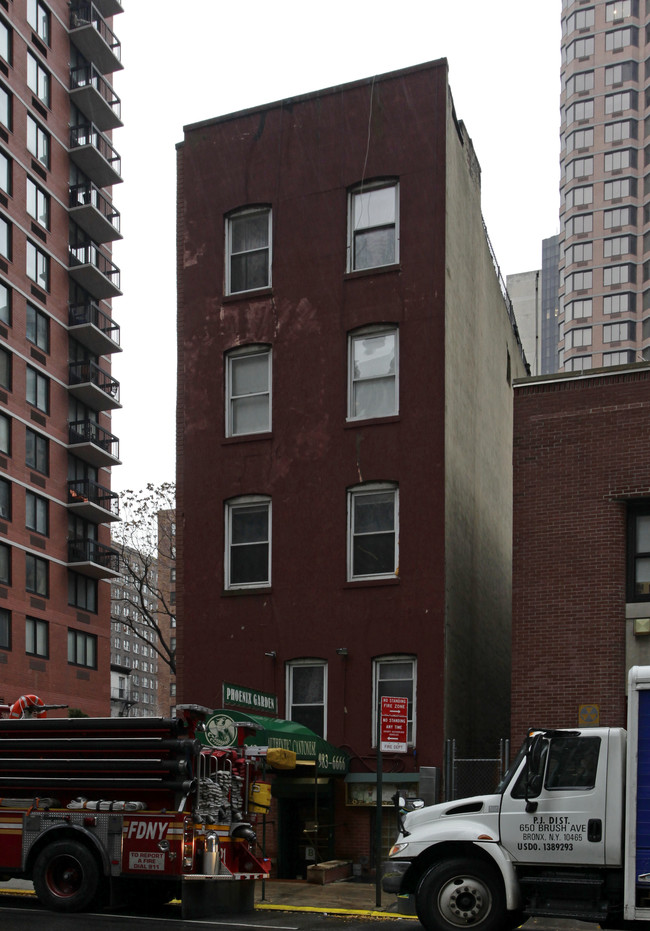 242 E 40th St in New York, NY - Building Photo - Building Photo