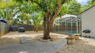 1750 NE 144th St in Miami, FL - Foto de edificio - Building Photo