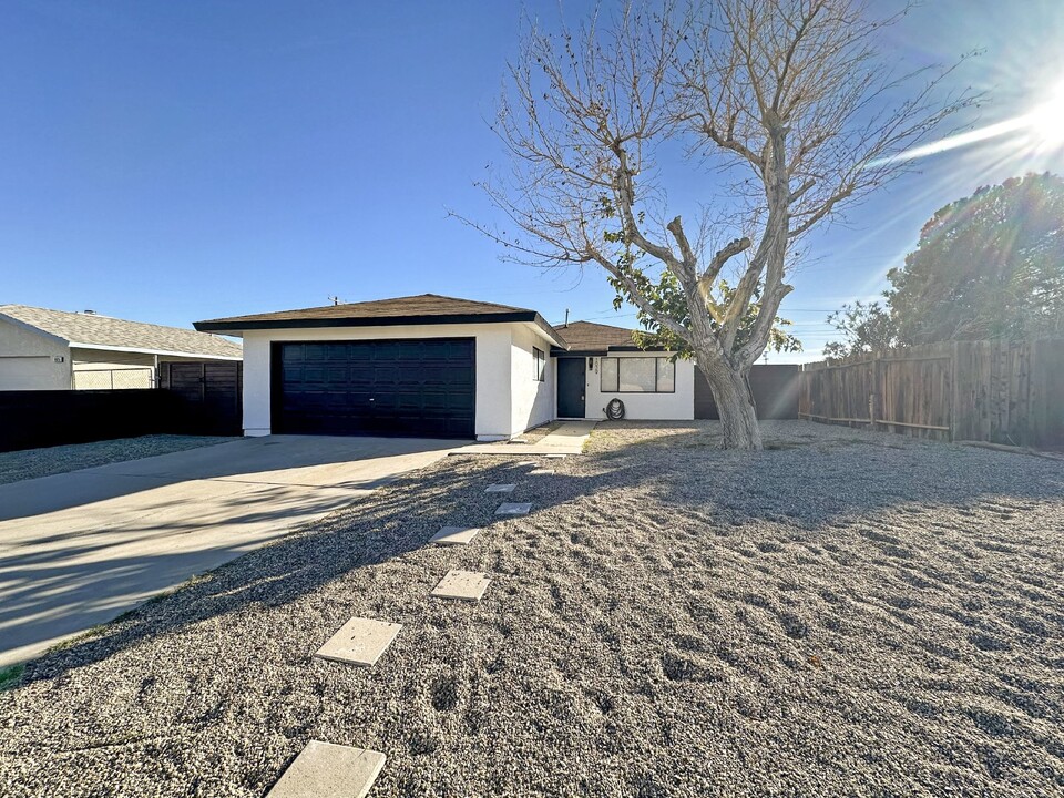 1029 W Mariposa Ave in Ridgecrest, CA - Building Photo