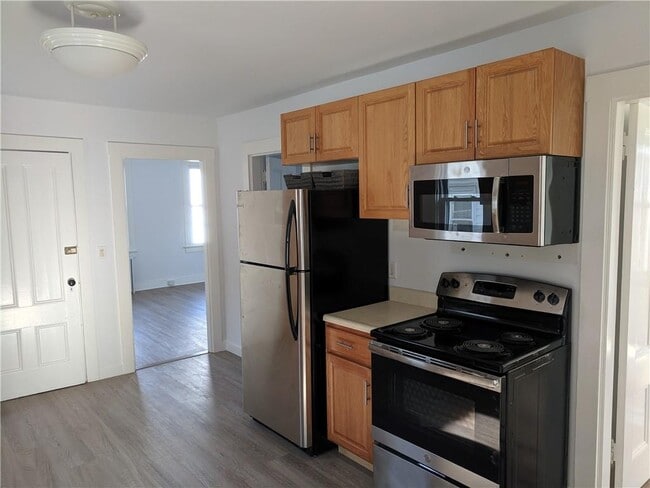 27 Dean Ave in Newport, RI - Building Photo - Building Photo