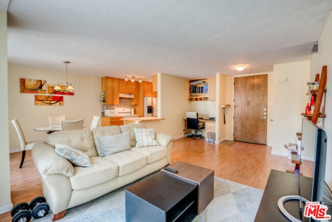 10751 Wilshire Blvd in Los Angeles, CA - Building Photo - Building Photo