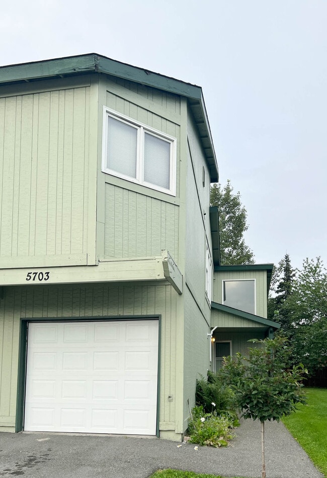 5703 Jennifer Cir in Anchorage, AK - Building Photo - Building Photo