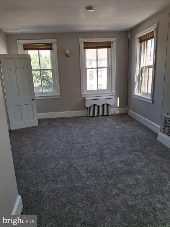 212 E Broad St in Burlington, NJ - Foto de edificio - Building Photo