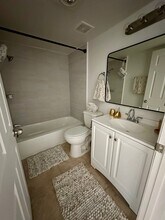 Sylvan Apartments in Van Nuys, CA - Foto de edificio - Building Photo