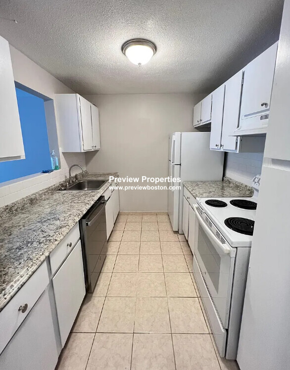 73 Charlesbank Rd, Unit 201 in Newton, MA - Building Photo - Building Photo