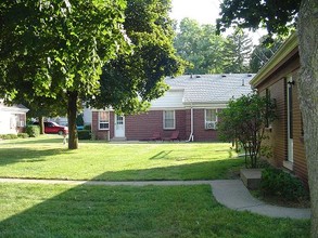 Lakeside Apartments/Condominums in Belleville, MI - Building Photo - Building Photo