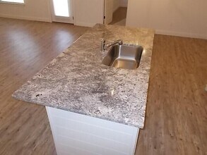 2002 102nd St in Lubbock, TX - Building Photo - Building Photo