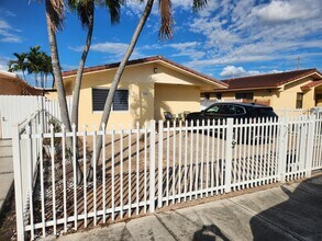 1285 W 39th Pl in Hialeah, FL - Building Photo - Building Photo