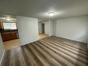 10422 13th Ave Ct S in Tacoma, WA - Foto de edificio - Building Photo