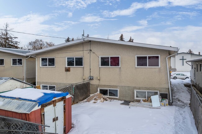 7637 22 in Calgary, AB - Building Photo - Building Photo