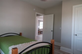 2717 Avenue D in Dickinson, TX - Foto de edificio - Building Photo