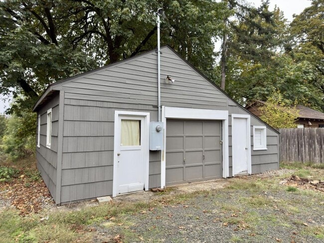 372 W Hickory St in Roseburg, OR - Building Photo - Building Photo