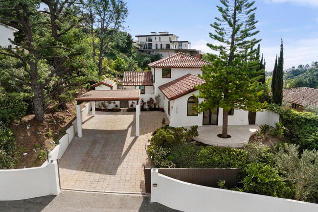 10825 Savona Rd in Los Angeles, CA - Foto de edificio - Building Photo