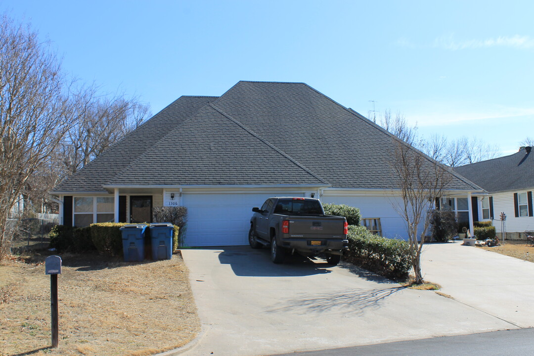 1308 S 3rd St in Mcalester, OK - Building Photo