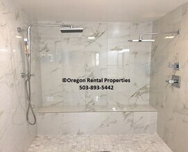 2052 SE 181st Ave in Portland, OR - Foto de edificio - Building Photo