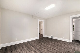 219 S 38th Ave in Omaha, NE - Building Photo - Building Photo